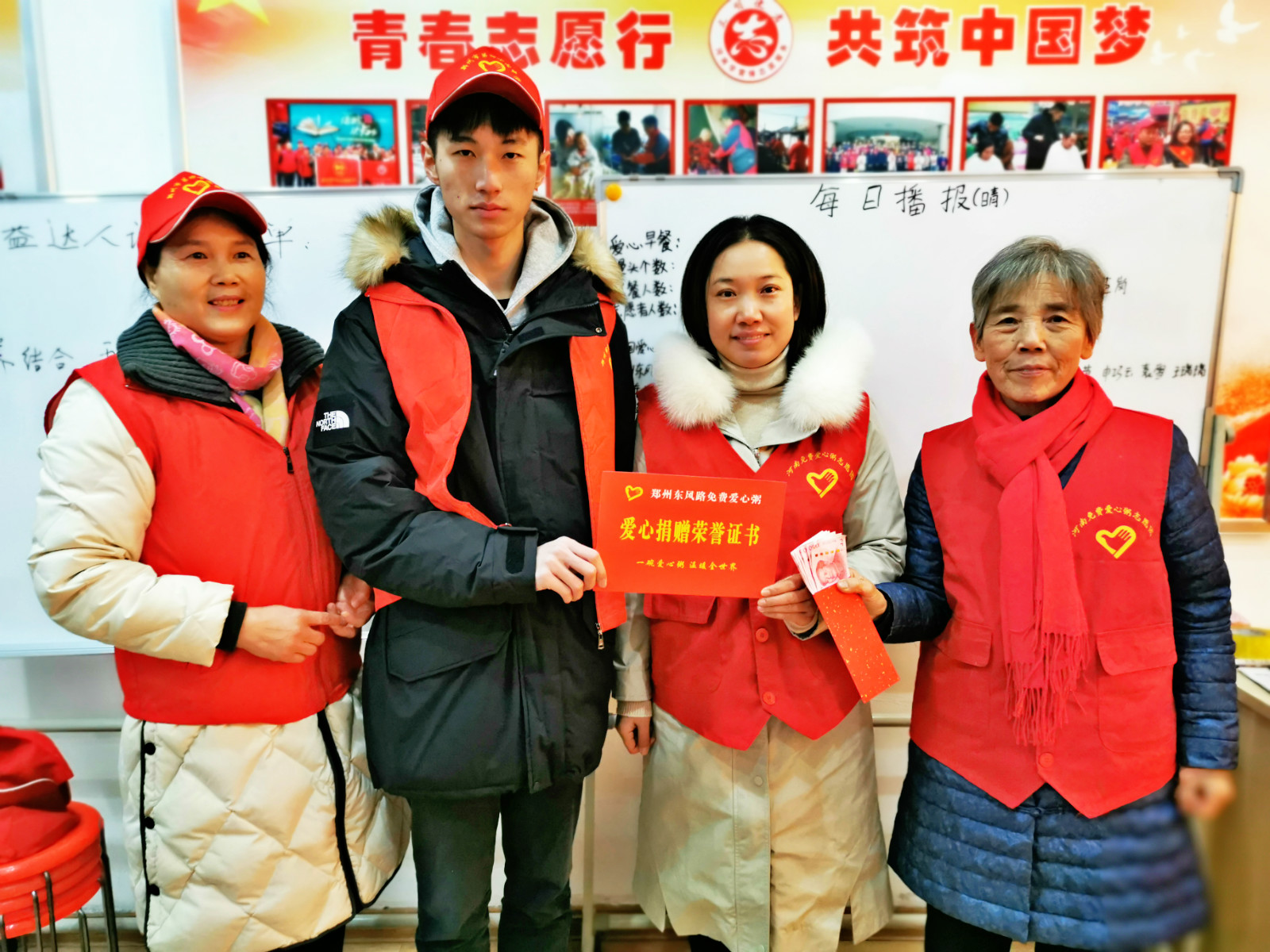 高三中澳師生與家長(zhǎng)代表為愛心粥屋帶來公益基金及個(gè)人捐贈(zèng)_meitu_3.jpg
