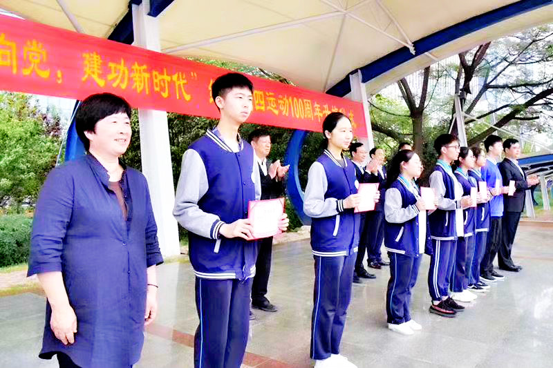 2020屆中澳班優(yōu)秀學(xué)生屠騰（左二）獲校“青春心向黨，建功新時(shí)代”主題演講一等獎(jiǎng)_meitu_3.jpg